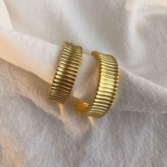 18K Gold Plated Minimalistic Bold Striped 3D C Hoops Earrings - Picture 5 of 9